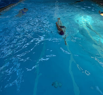 Piscina temperada Mujer Activa y gimnasio femenino